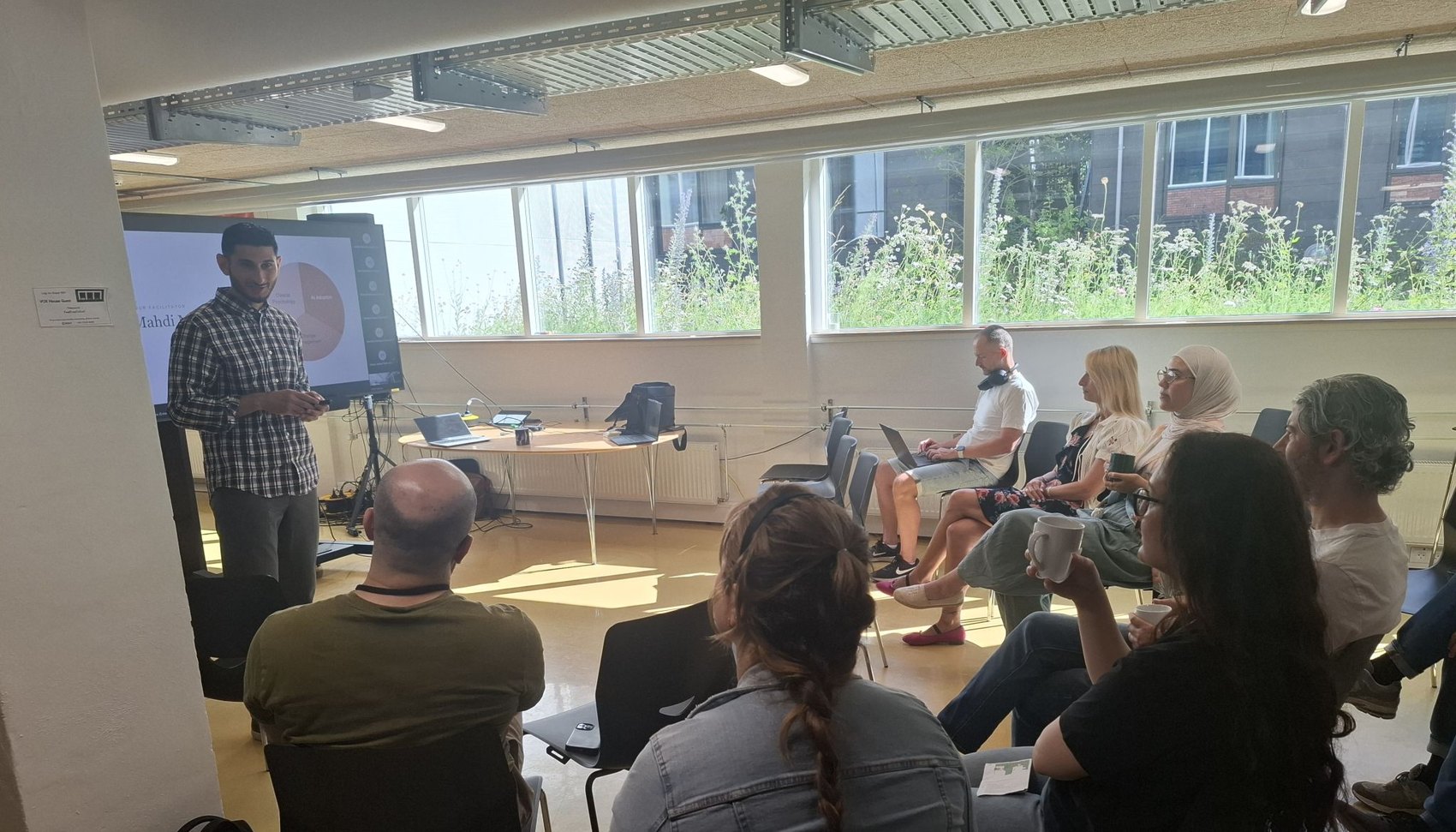 Mahdi Majid faciliterer workshop for en ledergruppe